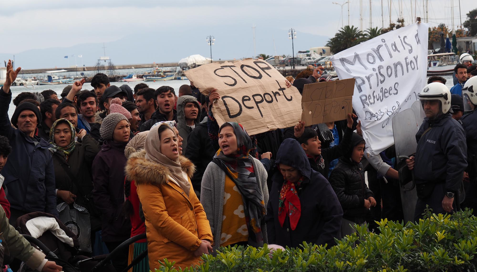 Mujeres marcha refugiados lesbos